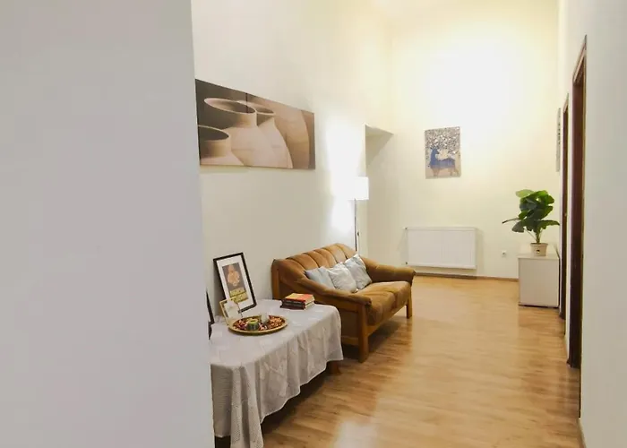 Private Bedroom In Kerepesi בית אירוח
