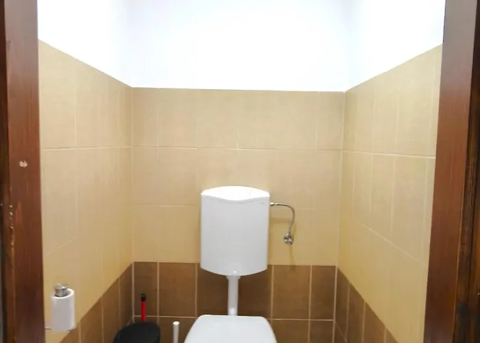 Private Bedroom In Kerepesi בית אירוח