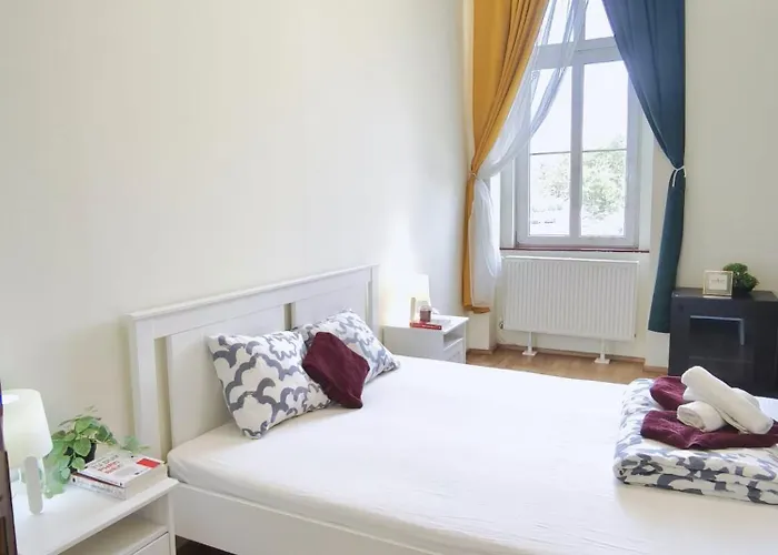 Private Bedroom In Kerepesi בית אירוח