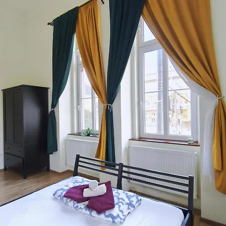Private Bedroom In Kerepesi Проживание в семье