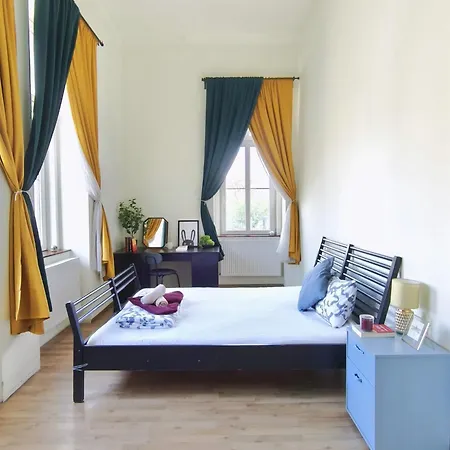 Private Bedroom In Kerepesi Проживание в семье
