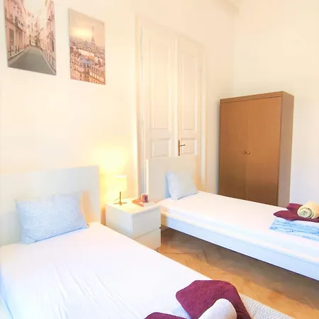 Private Bedroom In Kerepesi Проживание в семье *