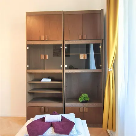 Private Bedroom In Kerepesi Проживание в семье *