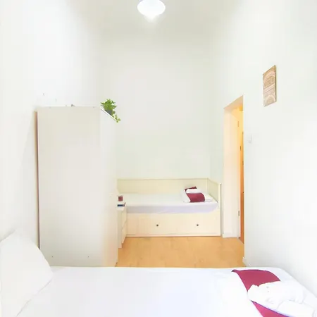 Private Bedroom In Kerepesi Проживание в семье