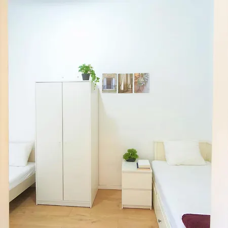 Private Bedroom In Kerepesi Проживание в семье