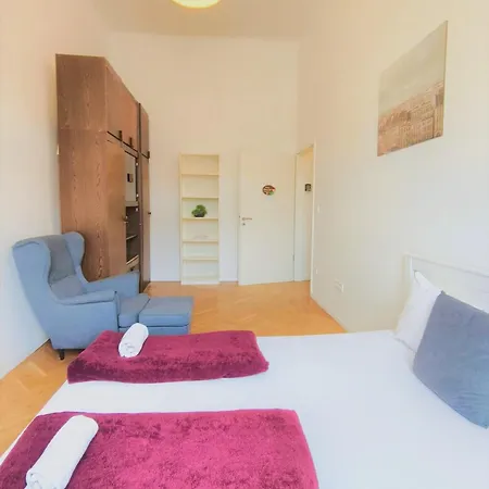 Private Bedroom In Kerepesi Проживание в семье *