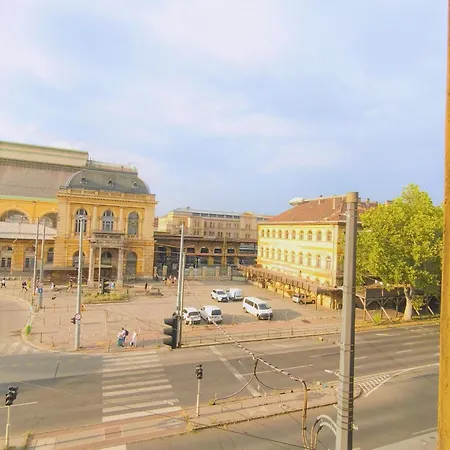 Private Bedroom In Kerepesi Проживание в семье *