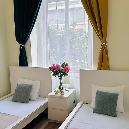 Private Bedroom In Kerepesi Проживание в семье *
