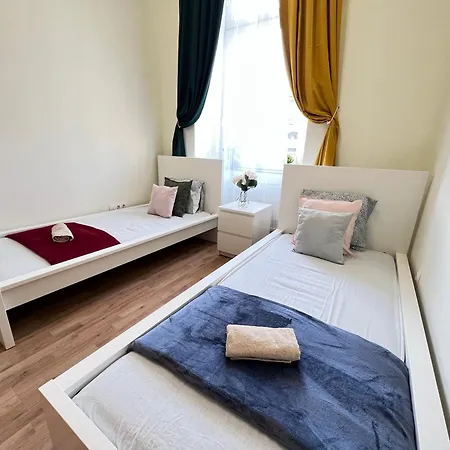 Private Bedroom In Kerepesi Проживание в семье *