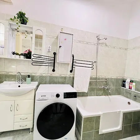 Private Bedroom In Kerepesi Проживание в семье