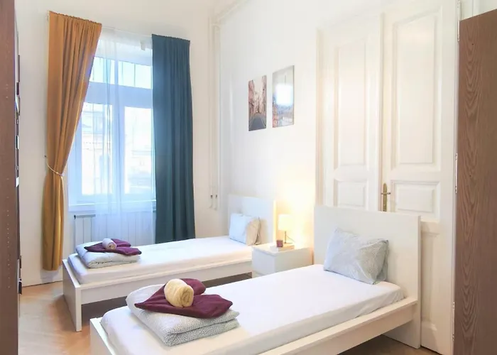 Gazde/Camere de închiriat Private Bedroom In Kerepesi