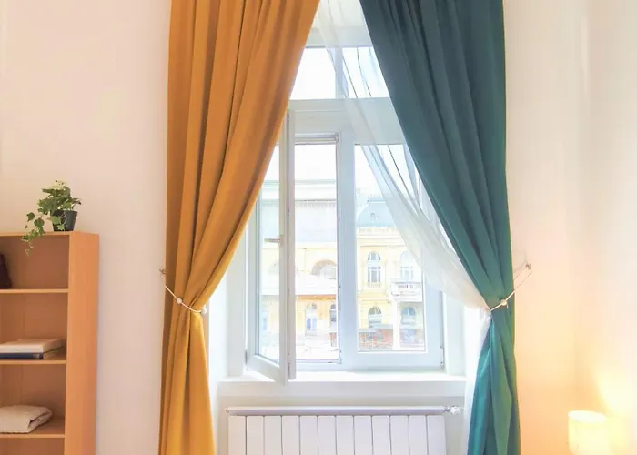 Gazde/Camere de închiriat Private Bedroom In Kerepesi