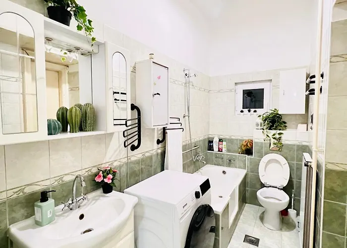 Gazde/Camere de închiriat Private Bedroom In Kerepesi