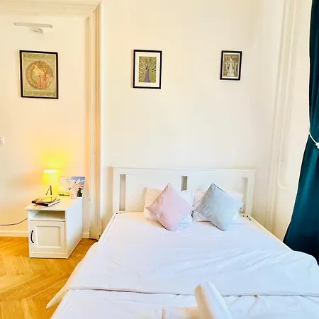 Private Bedroom In Kerepesi Homestay *