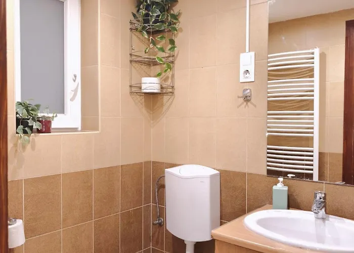 Private Bedroom In Kerepesi 홈스테이 *