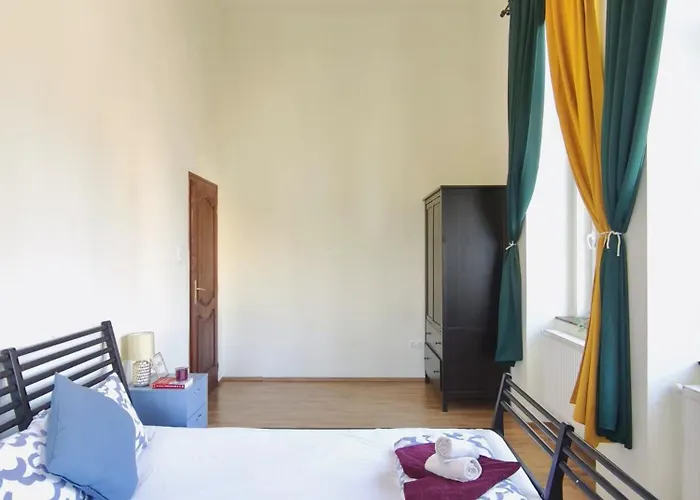 Private Bedroom In Kerepesi 홈스테이