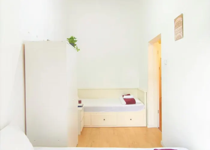 Private Bedroom In Kerepesi 홈스테이
