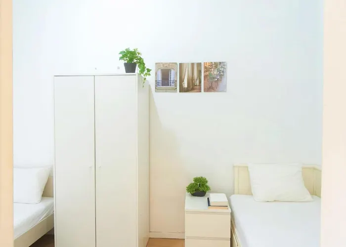 Private Bedroom In Kerepesi 홈스테이