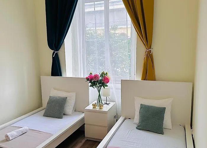 Private Bedroom In Kerepesi 홈스테이 *