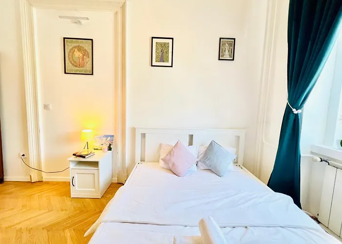 Private Bedroom In Kerepesi 홈스테이 *