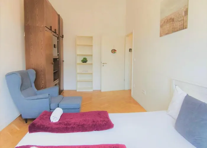 Private Bedroom In Kerepesi 民宿 *